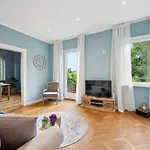 Große Altbau I Terrasse I Zentral I Parkplatz I 8 Personen Apartment