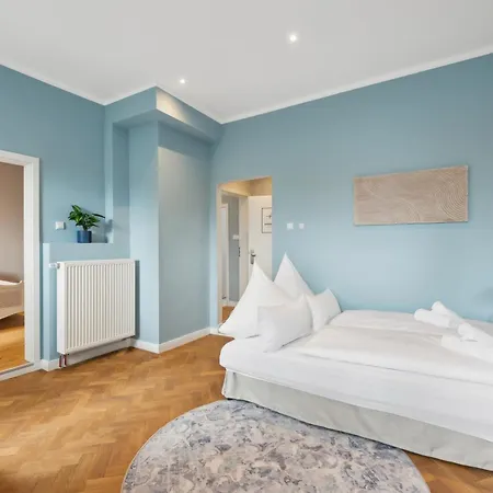 Grosse Altbau I 3 Schlafzimmer I 2 Terrassen I Zentral I 8 Personen