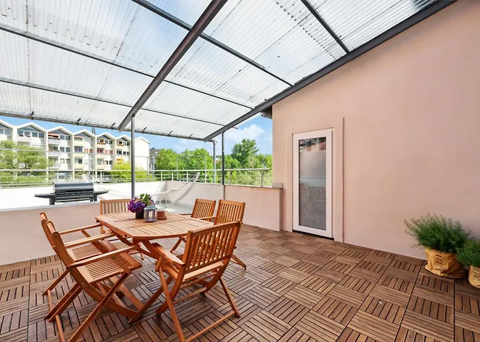 Grosse Altbau I 3 Schlafzimmer I 2 Terrassen I Zentral I 8 Personen